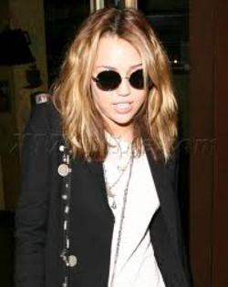 images (2) - niste poze mai FUNNY cu Miley Cyrus surprinse de PAPARAZZI