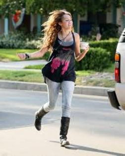 images (3) - niste poze mai FUNNY cu Miley Cyrus surprinse de PAPARAZZI