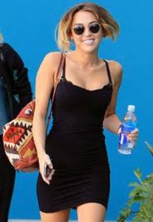 images (4) - niste poze mai FUNNY cu Miley Cyrus surprinse de PAPARAZZI