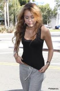 images (9) - niste poze mai FUNNY cu Miley Cyrus surprinse de PAPARAZZI