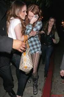 images (10) - niste poze mai FUNNY cu Miley Cyrus surprinse de PAPARAZZI