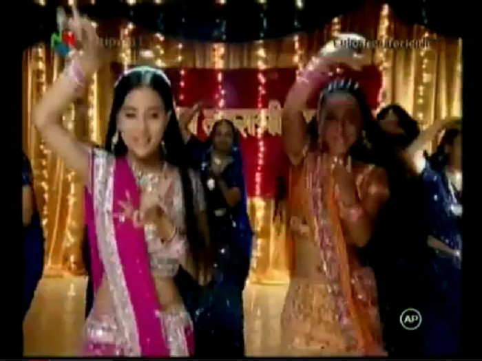 10 - Sapna Babul Ka Bidaai-Sadhna and Ragini Dance