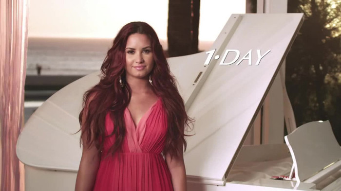 ACUVUE® 1-DAY Contest_ Demi Lovato 001