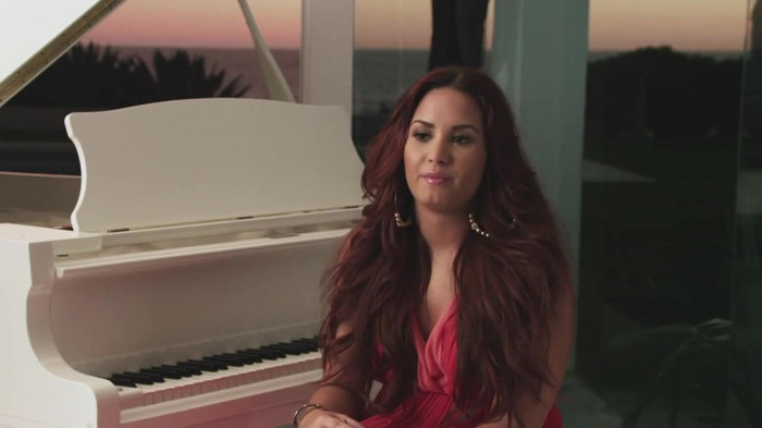 Demi Lovato talks following her dream_ ACUVUE® 1-DAY Contest Stories 0416