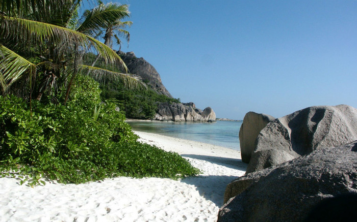 00546_lonelybeach_2560x1600 - wallpapers peisaje