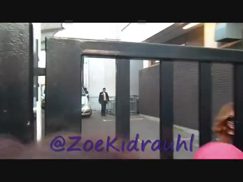 Demi Lovato Meeting Fans At Daybreak London 0152 - Demilush - Meeting Fans At Daybreak London