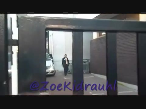 Demi Lovato Meeting Fans At Daybreak London 0163 - Demilush - Meeting Fans At Daybreak London