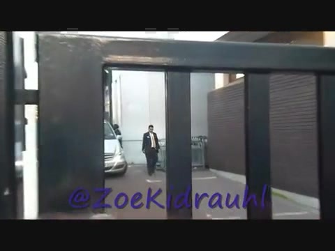 Demi Lovato Meeting Fans At Daybreak London 0164 - Demilush - Meeting Fans At Daybreak London