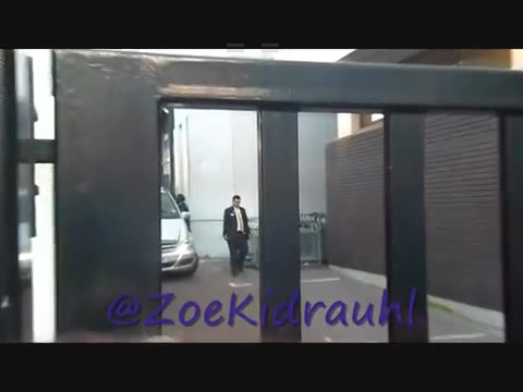 Demi Lovato Meeting Fans At Daybreak London 0165 - Demilush - Meeting Fans At Daybreak London