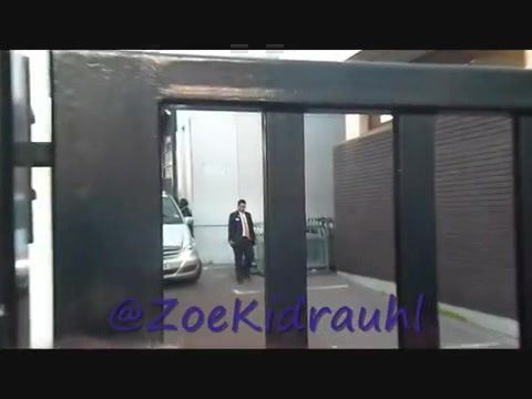 Demi Lovato Meeting Fans At Daybreak London 0167 - Demilush - Meeting Fans At Daybreak London