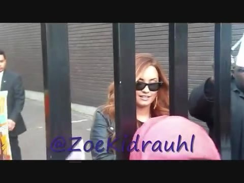 Demi Lovato Meeting Fans At Daybreak London 0507 - Demilush - Meeting Fans At Daybreak London Part oo1