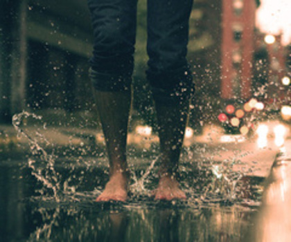 Iar noua , noua , noua nu ne va mai canta..nicio chitara , pe`o plaja goala..undeva<3