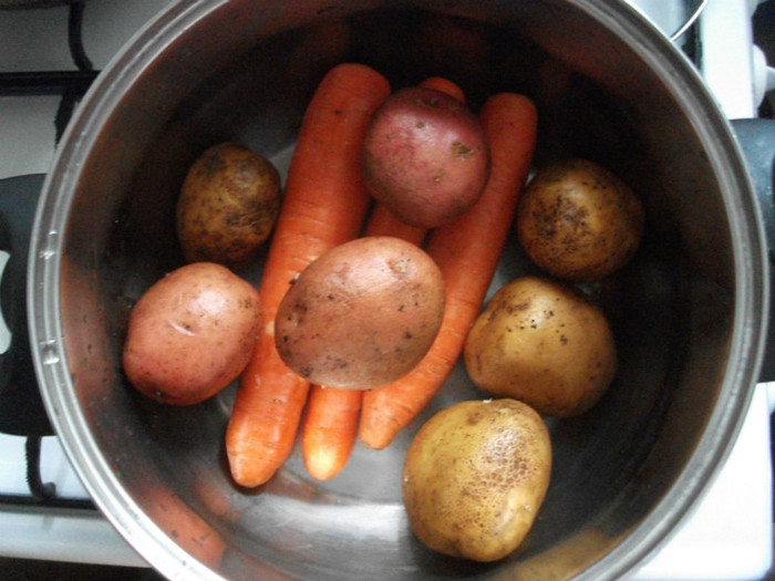 cartofi si morcovi pentru salata - pregatiri de Pasti