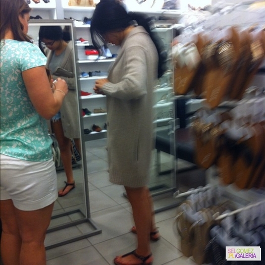 normal_tumblr_m2ebfrwlkV1rq31q9o1_1280 - 12 04 2012 Selena shopping