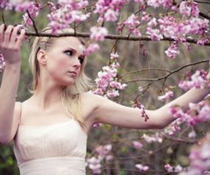 Doamne de`as fi o floare de`o zi , ca florile n`au amintiri <3.