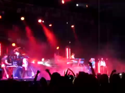 Demi Give Your Heart A Break In Panama (1) - Demi - Singing Give Your Heart A Break Live In Panama City