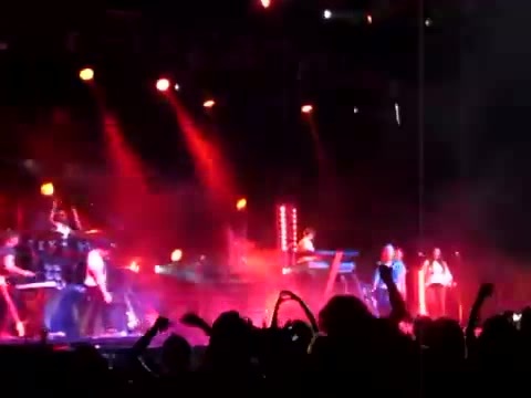 Demi Give Your Heart A Break In Panama (4) - Demi - Singing Give Your Heart A Break Live In Panama City