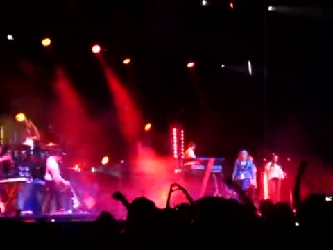 Demi Give Your Heart A Break In Panama (8) - Demi - Singing Give Your Heart A Break Live In Panama City