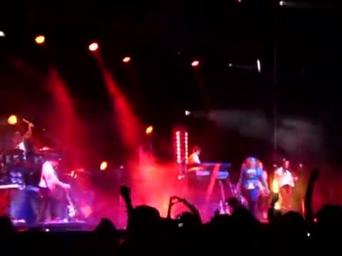 Demi Give Your Heart A Break In Panama (12) - Demi - Singing Give Your Heart A Break Live In Panama City