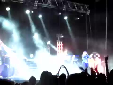 Demi Give Your Heart A Break In Panama (23) - Demi - Singing Give Your Heart A Break Live In Panama City