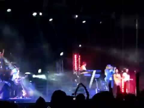 Demi Give Your Heart A Break In Panama (25) - Demi - Singing Give Your Heart A Break Live In Panama City