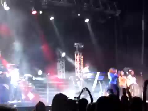 Demi Give Your Heart A Break In Panama (28) - Demi - Singing Give Your Heart A Break Live In Panama City