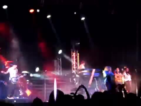 Demi Give Your Heart A Break In Panama (30) - Demi - Singing Give Your Heart A Break Live In Panama City
