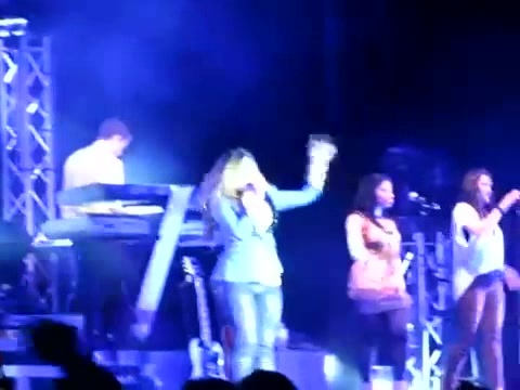 Demi Give Your Heart A Break In Panama (252) - Demi - Singing Give Your Heart A Break Live In Panama City