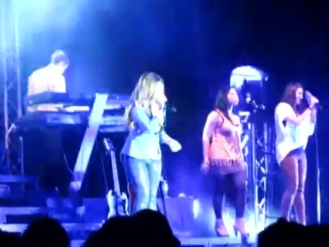 Demi Give Your Heart A Break In Panama (264) - Demi - Singing Give Your Heart A Break Live In Panama City