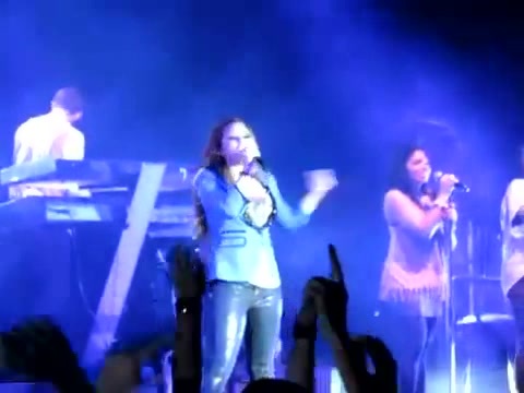 Demi Give Your Heart A Break In Panama (371) - Demi - Singing Give Your Heart A Break Live In Panama City