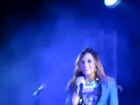 Demi Give Your Heart A Break In Panama (2006) - Demi - Singing Give Your Heart A Break Live In Panama City Part oo4