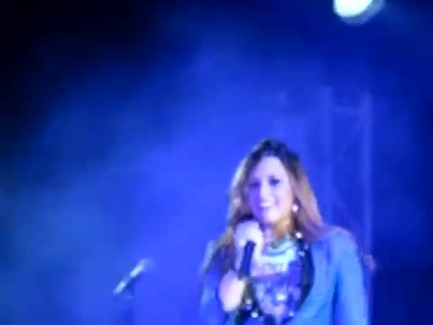 Demi Give Your Heart A Break In Panama (2008) - Demi - Singing Give Your Heart A Break Live In Panama City Part oo4