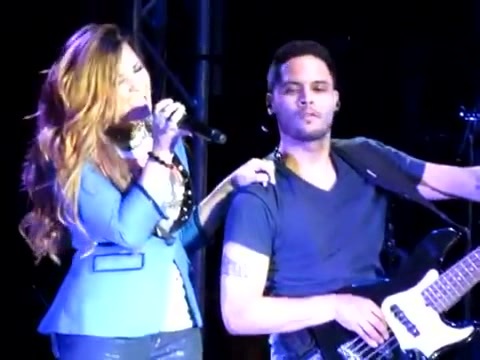 Demi Give Your Heart A Break In Panama (2500) - Demi - Singing Give Your Heart A Break Live In Panama City Part oo5