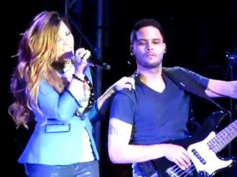 Demi Give Your Heart A Break In Panama (2501) - Demi - Singing Give Your Heart A Break Live In Panama City Part oo5