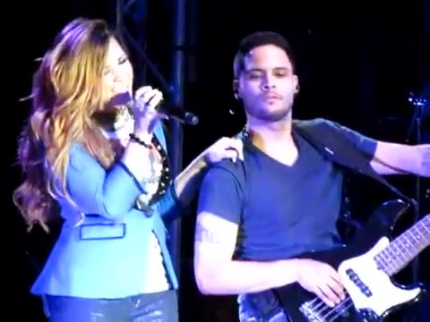 Demi Give Your Heart A Break In Panama (2502) - Demi - Singing Give Your Heart A Break Live In Panama City Part oo5