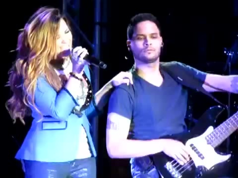 Demi Give Your Heart A Break In Panama (2505) - Demi - Singing Give Your Heart A Break Live In Panama City Part oo5
