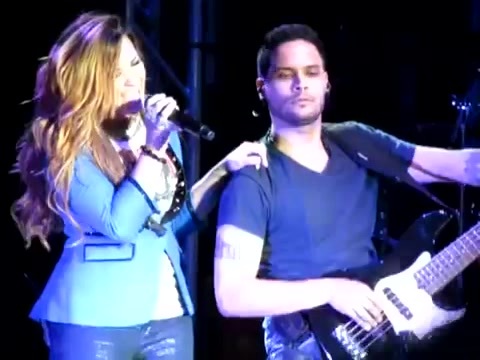 Demi Give Your Heart A Break In Panama (2506) - Demi - Singing Give Your Heart A Break Live In Panama City Part oo5