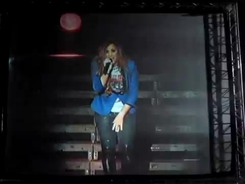 Demi Give Your Heart A Break In Panama (4004) - Demi - Singing Give Your Heart A Break Live In Panama City Part oo8