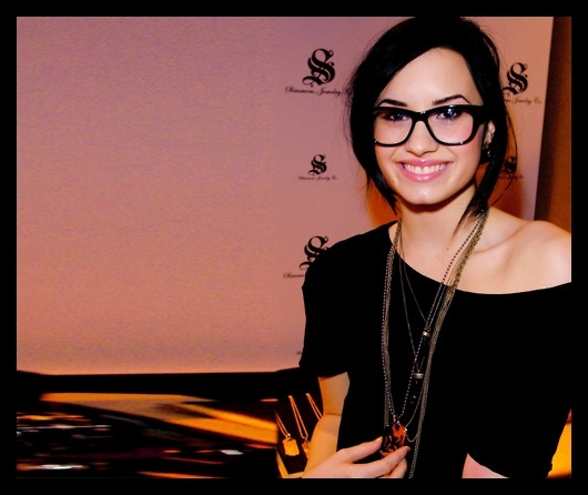 Tu dormi jos, iar eu pe pat! [ducandu-se la baie sa se schimbe]