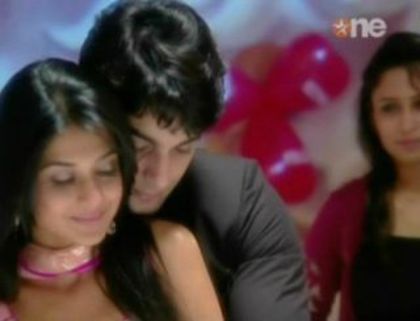 378701_285468818167682_114833878564511_795964_2108001496_n - jennifer winget 3