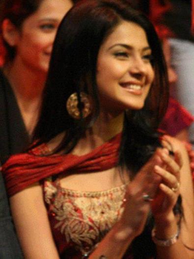 426086_322226024491961_114833878564511_880916_2048663574_n - jennifer winget 3