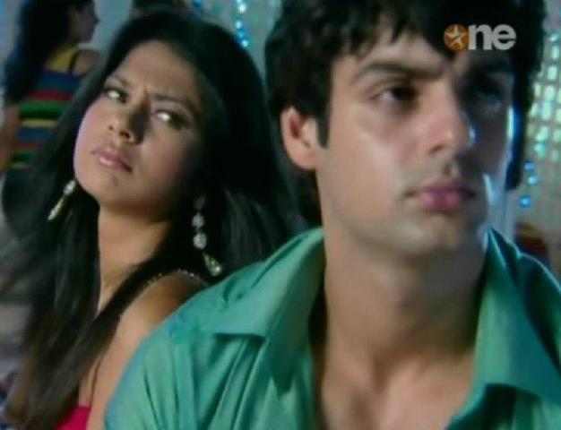 426091_327729523941611_114833878564511_894815_883750664_n - jennifer winget 3