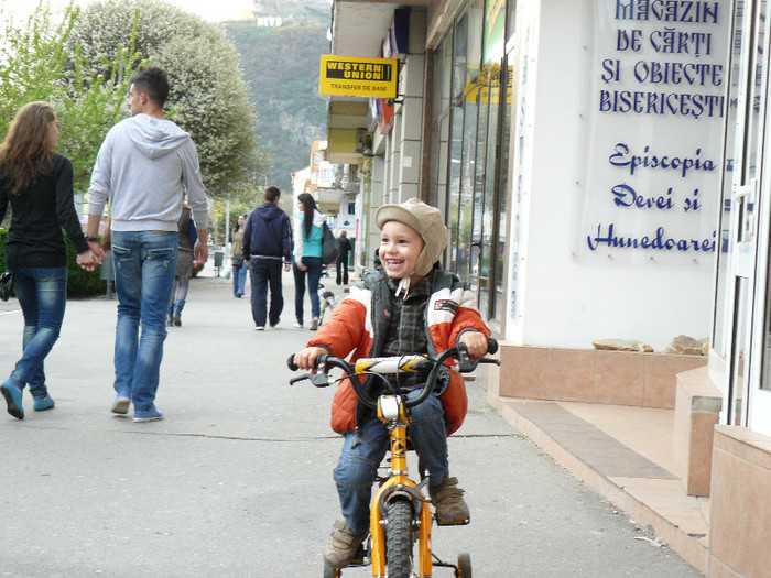 Tare fericit ca se da pe bicicleta