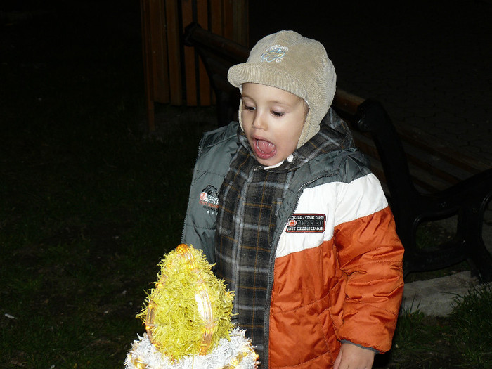 Ma straduiesc sa suflu in lumanare