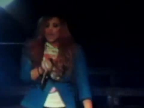 Demi Unbroken Live In Panama (4196)