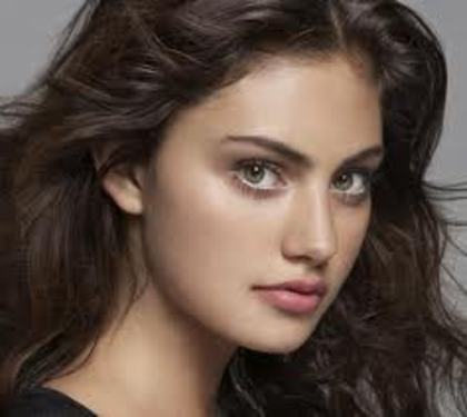 Phoebe Tonkin-cleo - 2  Alege o bona