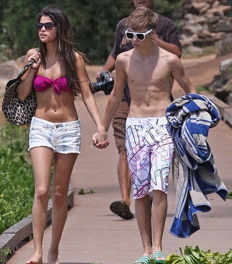 justin_bieber_selena_gomez_hawaii