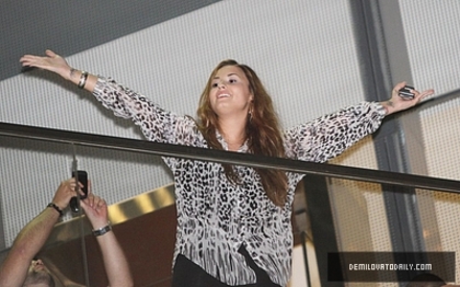 normal_003 - Demitzu - 16 04 2012 - Greets fans from the Westin De San Isidro hotel balcony in Lima Peru