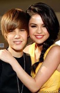 selena abrasa a justin