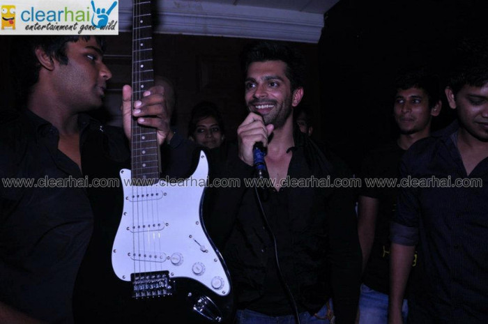 532673_294763447269587_107535532659047_687272_1108995984_n - Karan Singh Grover la Summer Jam